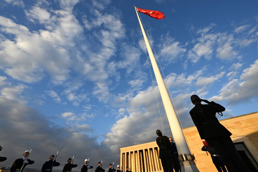Türk bayrağının gönderden hiç inmediği yer 11